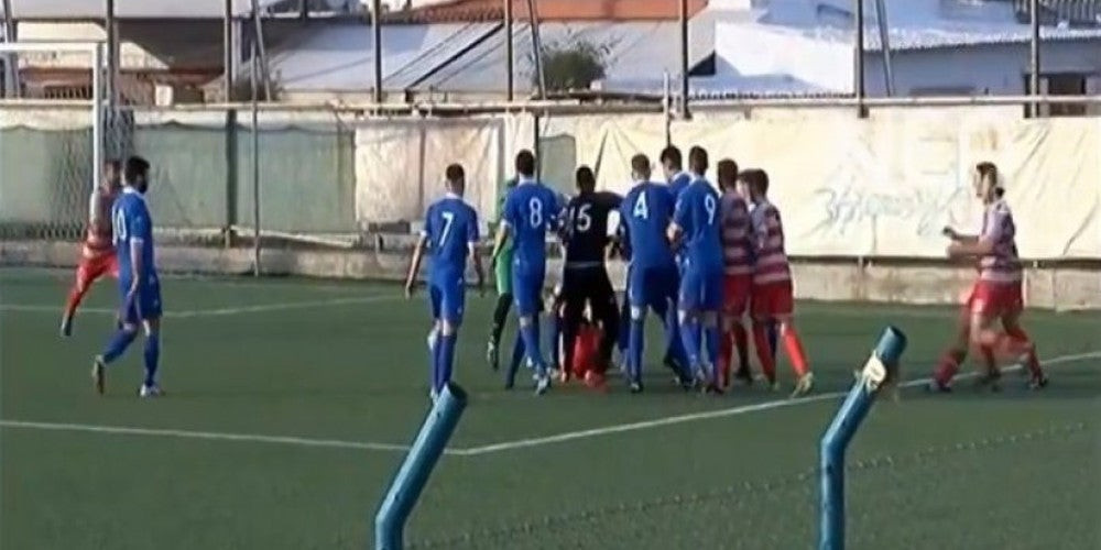 Άγριος καβγάς σε ποδοσφαιρικό αγώνα στην Κρήτη (βίντεο)